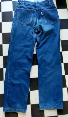 ストレートデニム 青 裾に穴あり