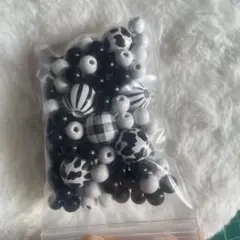 黒と白の木製ビーズセット