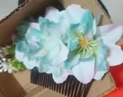 青と白の花のヘアコーム