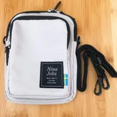 Nina Jobs　ナイロン素材 縦型 ショルダーバッグ　キナリ