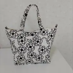 白地に黒の花柄トートバッグ