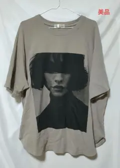 Rccat商品。ベージュ グラフィックプリント Tシャツ