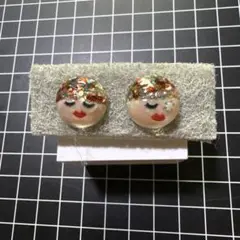 顔デザイン ラメ入りレジンピアス