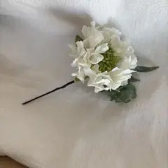 白色のヘアコサージュ