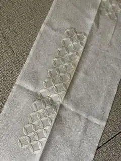 七宝柄の刺繍半襟 白生地に生成り刺繍糸の半襟生地