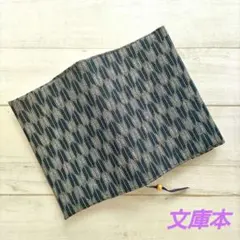 紺色の和柄のブックカバー　文庫本サイズ　矢絣　新品　木綿100%　ハンドメイド