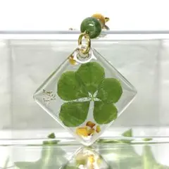 五つ葉のクローバー&琥珀　レジンキーホルダー　ハンドメイド