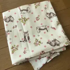 猫といちごと蝶のプリント生地 70×58cm ハンドメイド　送料込み　匿名配送
