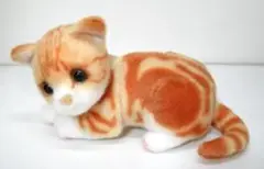 オレンジと白の猫のぬいぐるみ