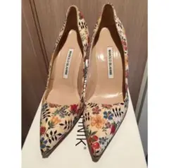 マノロブラニク 花柄パンプス