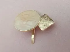 クリーム色と金色ポニーフック