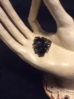 クラシカルな黒薔薇モチーフリング