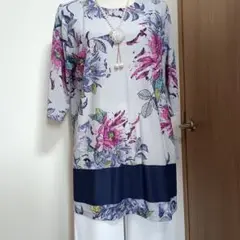 新品未使用ネイビー地の花柄チュニック前後ネイビーステッチ入りお値引きしました