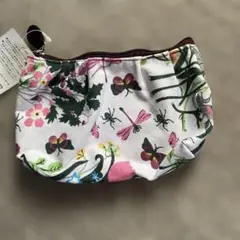 花と昆虫プリントのポーチ