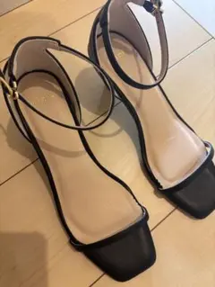 ブラックストラップサンダル