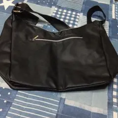 黒の合成皮革ショルダーバッグ