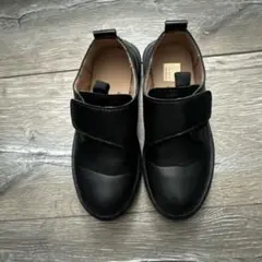 黒のマジックテープ式フォーマルシューズ