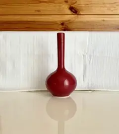 赤い陶器の一輪挿し