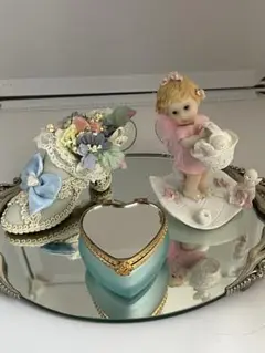 ピンクの妖精天使と花飾りの靴、 ハート形ブルーガラスの小物入れ