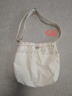 GU ドローストリングショルダーバッグ オフホワイト