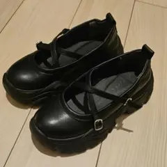 ブラック ストラップ付き 厚底シューズ