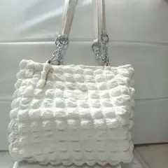 ホワイト ショルダーバッグ もこもこ クッション加工 白 チャックつき