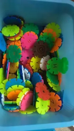 カラフルな花形プラスチックパーツセット