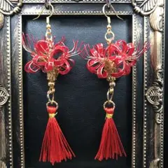 赤のクリアの彼岸花ピアス