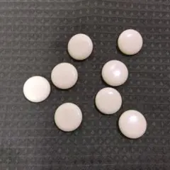 アイボリーのプラスチックボタン8個セット