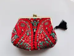 刺繍模様の赤いポーチ