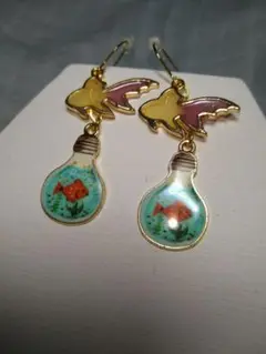 中から金魚さんが出てるよ!ピアス