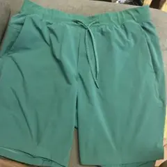 ルルレモン　Lサイズ 緑のショートパンツ