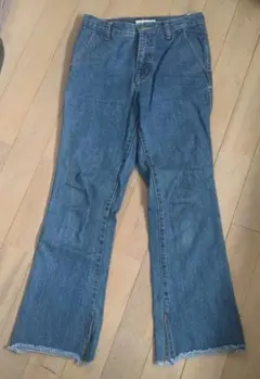 裾スリット入ブーツカットデニム