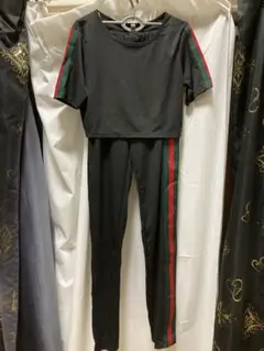 クロップド丈トップスパンツセットアップ