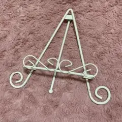 白い金属製装飾スタンド