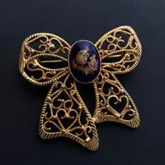 ヴィンテージ風ブローチ＊透かしリボン×陶板風ロココ装飾（ゴールド）