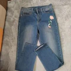 フラワー刺繍デニムパンツ ライトブルー
