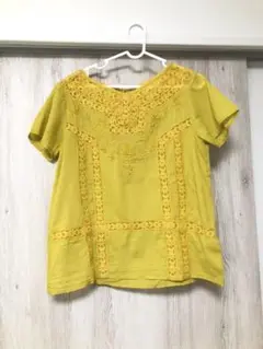 フレームワークの刺繍とレースのブラウス