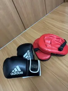 adidas ボクシンググローブとノーブランドミット