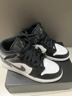 Nike Air Jordan 1 Mid ブラック/ホワイト