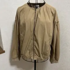 ニコアンド　薄手ブルゾン ノーカラージャケット　バルーンスリーブ　M ベージュ