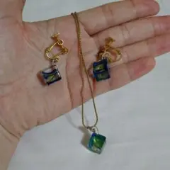 ベネチアグラス風　キューブ型ネックレスとイヤリングセット