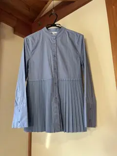 「 H&M 」 くすみブルーの プリーツブラウス バンドカラー