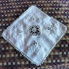 刺繍模様の白い布　ドイリー　ヒーダボー