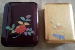 赤と金の花柄の小物入れ
