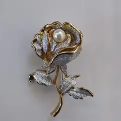 真珠の花のブローチ