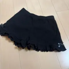 黒いフリル付きリブショートパンツ