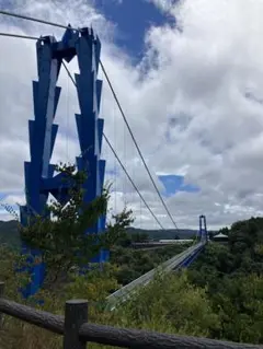 青い吊り橋と展望台の景観