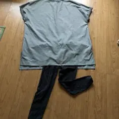 グレーのオーバーサイズトップスとレギンスセット