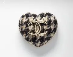 CHANELのシャネルハートツイードブローチベージュ白黒モノトーン